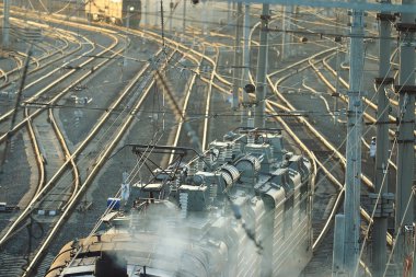 Tren ile demiryolu raylar