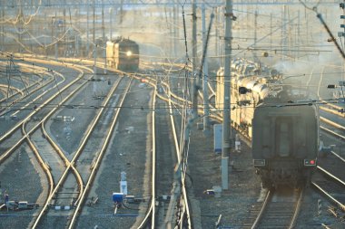 Tren ile demiryolu raylar