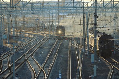 Tren ile demiryolu raylar