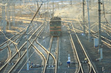 Tren ile demiryolu raylar