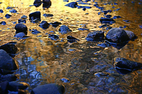 El agua en la caída del arroyo — Foto de Stock