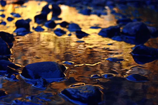 El agua en la caída del arroyo — Foto de Stock