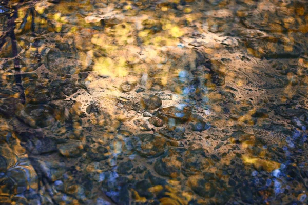 Вода в ручье падает — стоковое фото
