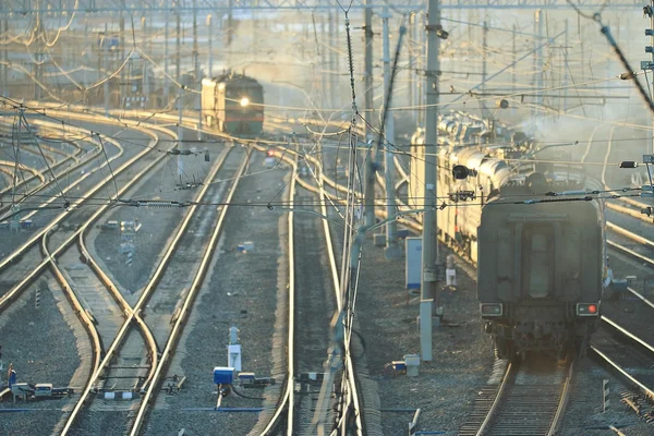 Ferrovie ferroviarie con treno — Foto Stock
