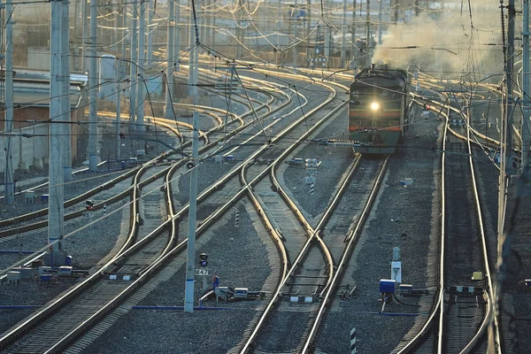 Eisenbahnschienen mit Zug — Stockfoto