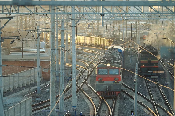 Железная дорога с поездом — стоковое фото