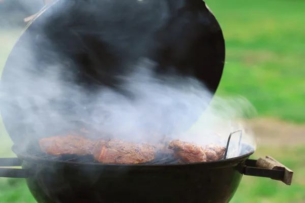 Grilování masa na grilu — Stock fotografie