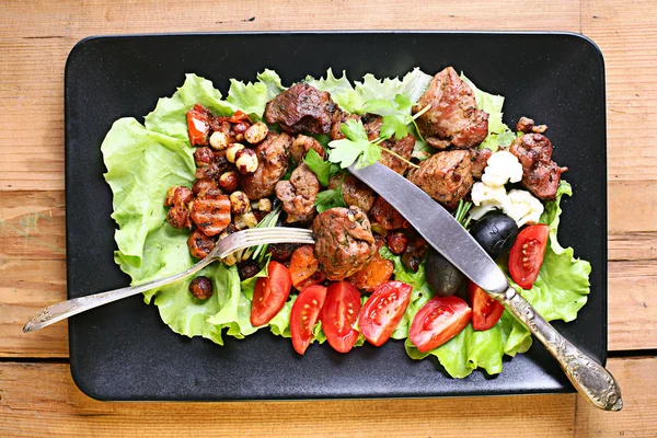 Carne a la parrilla con verduras —  Fotos de Stock