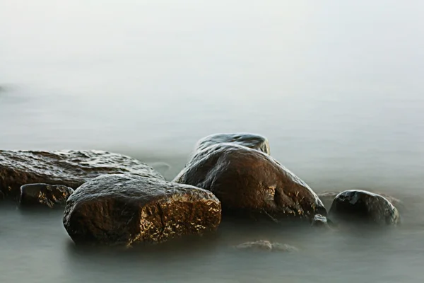Скалы на берегу моря — стоковое фото