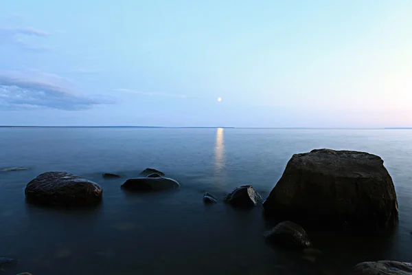 Kayaların üzerinde deniz kıyısı — Stok fotoğraf