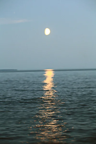 Moon over zee — Stockfoto