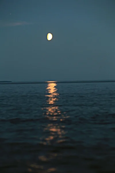 Měsíc nad mořem — Stock fotografie