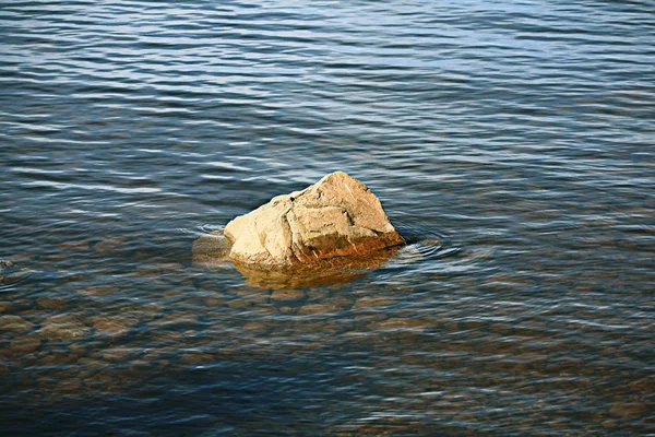 Guijarros bajo el agua — Foto de Stock