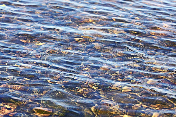 Kieselsteine unter Wasser — Stockfoto