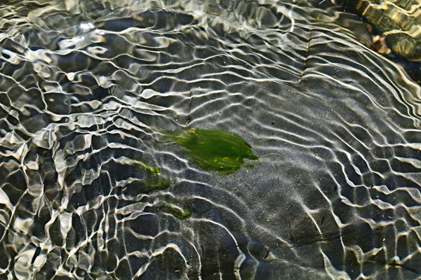 Галька под водой — стоковое фото