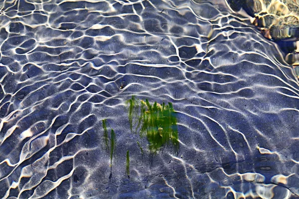 Kieselsteine unter Wasser — Stockfoto