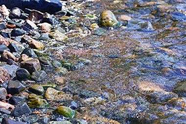 su altında çakıl taşları