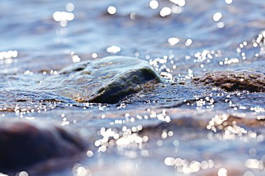 su altında çakıl taşları