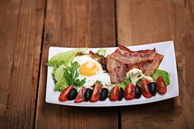 Yağda yumurta ve pastırmalı kahvaltı.