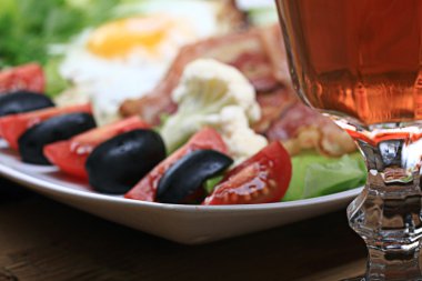 Yağda yumurta ve pastırmalı kahvaltı.