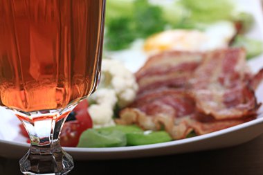 Yağda yumurta ve pastırmalı kahvaltı.