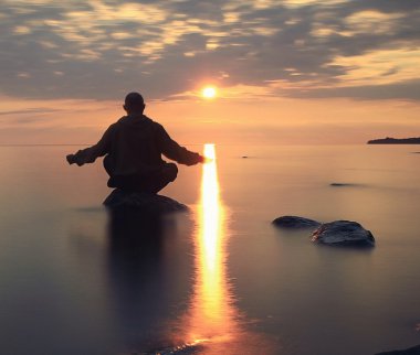 Adam göl üzerinde meditasyon