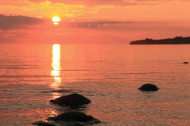 Gölde gün batımı