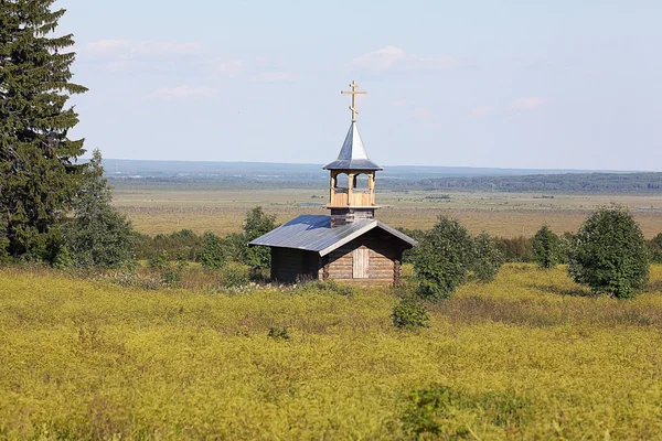 Kapelle auf dem Feld — Stockfoto