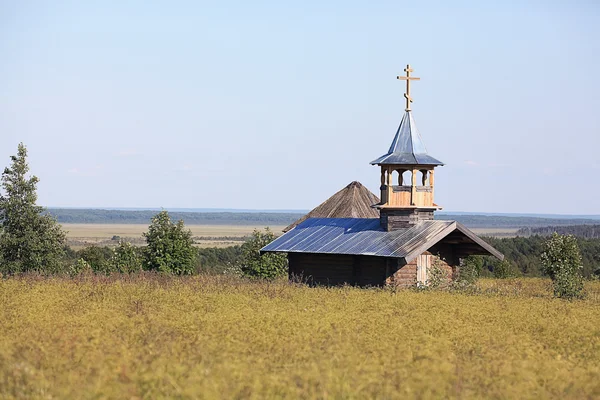 Часовня в поле — стоковое фото