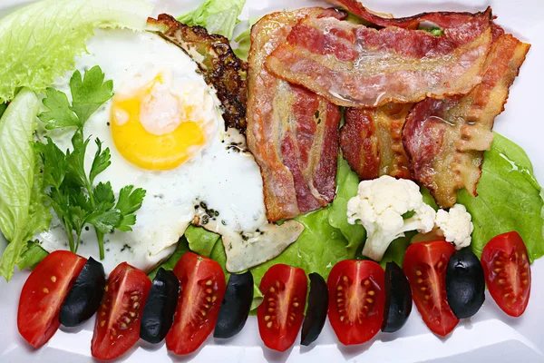 Breakfast with fried eggs and bacon — Stock Photo, Image