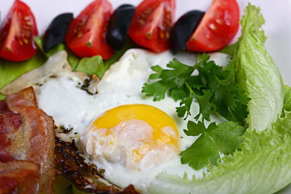 Desayuno con huevos fritos y tocino —  Fotos de Stock
