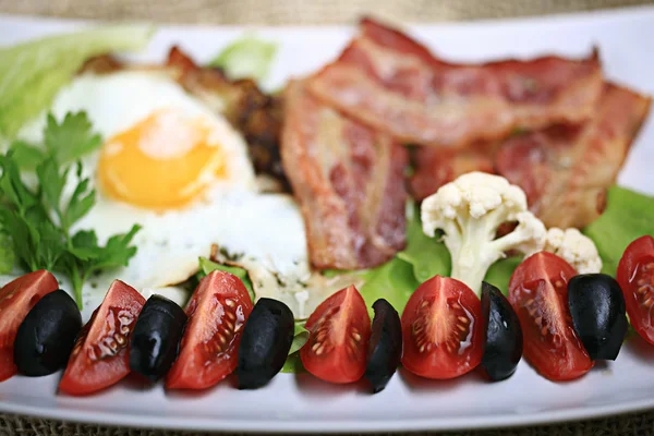 Café da manhã com ovos fritos e bacon — Fotografia de Stock