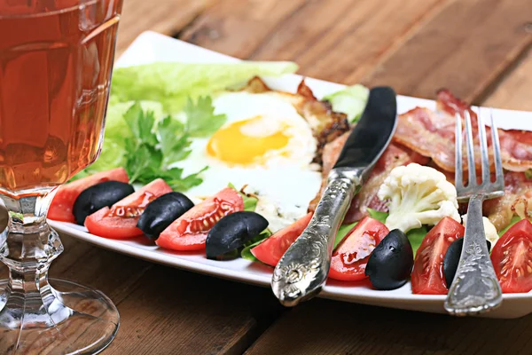 Café da manhã com ovos fritos e bacon — Fotografia de Stock