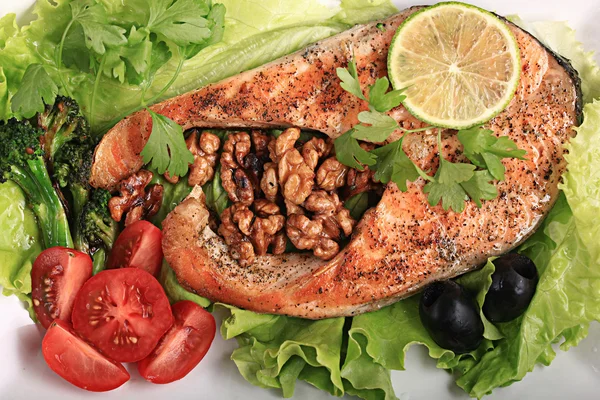 Gegrillter Lachs mit Salat — Stockfoto