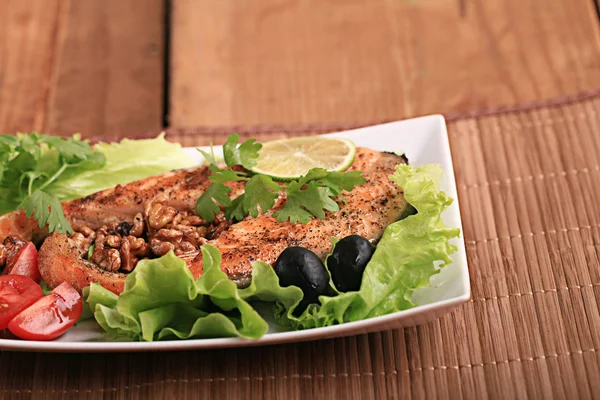 Gegrillter Lachs mit Salat — Stockfoto