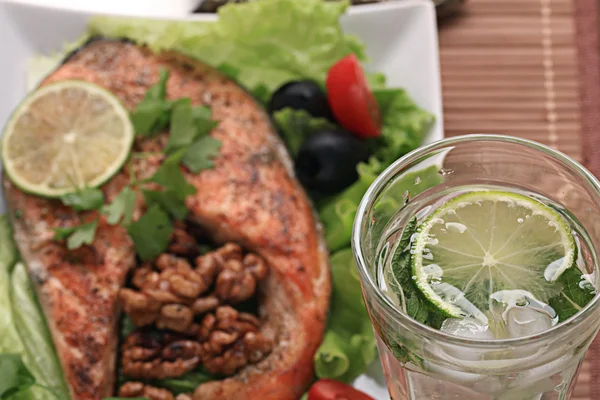 Gegrillter Lachs mit Salat — Stockfoto