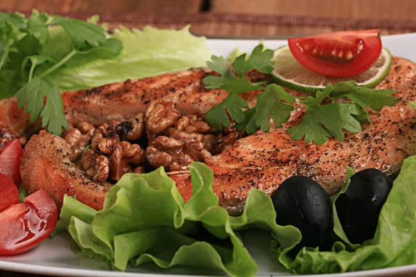 Gegrillter Lachs mit Salat — Stockfoto