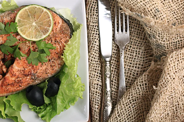 Salmone alla griglia con insalata — Foto Stock