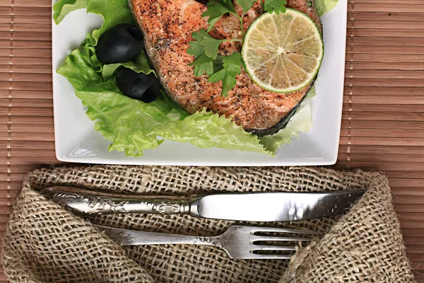 Salmone alla griglia con insalata — Foto Stock