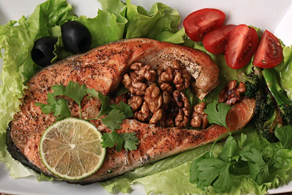 Gegrillter Lachs mit Salat — Stockfoto