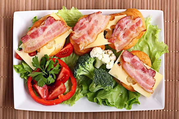 Ontbijt toast met bacon en kruiden — Stockfoto