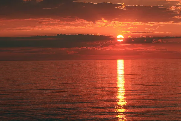 Puesta de sol en el lago — Foto de Stock