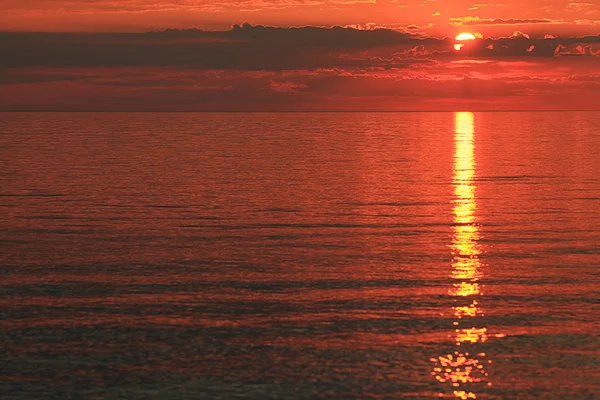 Puesta de sol en el lago — Foto de Stock