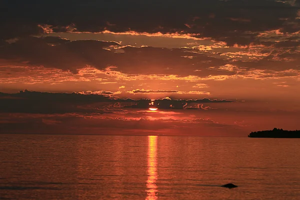 Zonsondergang op het meer — Stockfoto