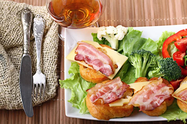 Ontbijt toast met bacon en kruiden — Stockfoto