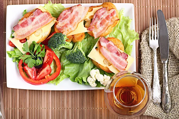 Torrada de pequeno-almoço com bacon e ervas — Fotografia de Stock