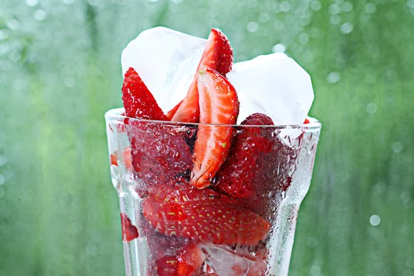 Φρέσκες φράουλες με πάγο — Φωτογραφία Αρχείου
