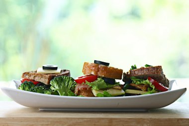 Pastırma ve otlar ile tost