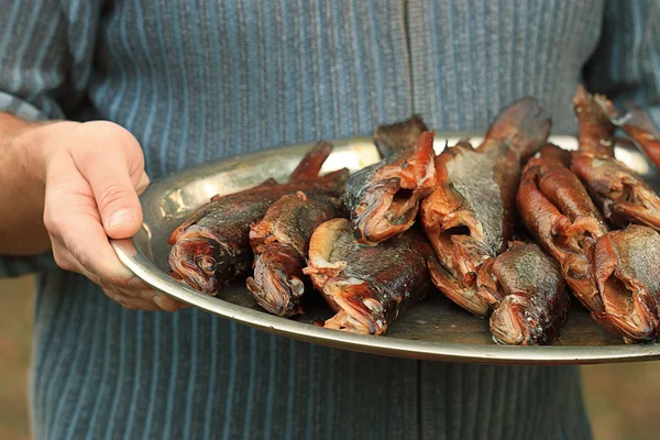 Gerookte forel vissen op dienblad — Stockfoto