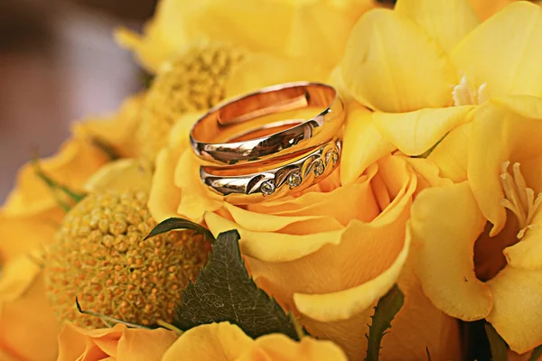 Cincin pernikahan dengan bunga mawar — Stok Foto